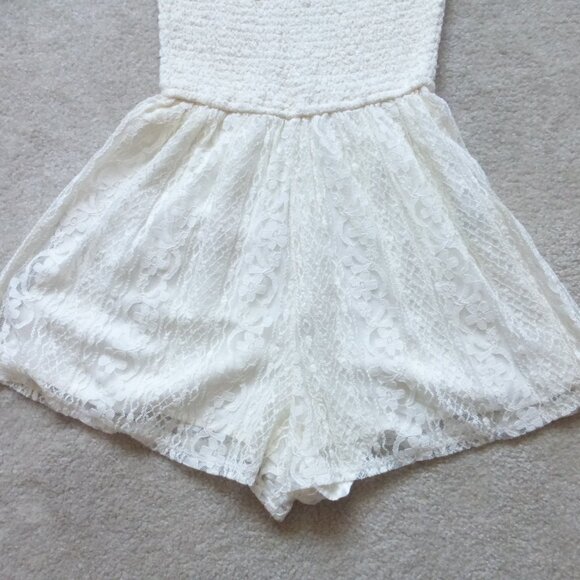 NWT HOLLISTER cream lace short sleeve romper - Picture 3 of 7